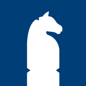 quadratisches Logo graues Schach-Pferd auf blauem Hintergrund